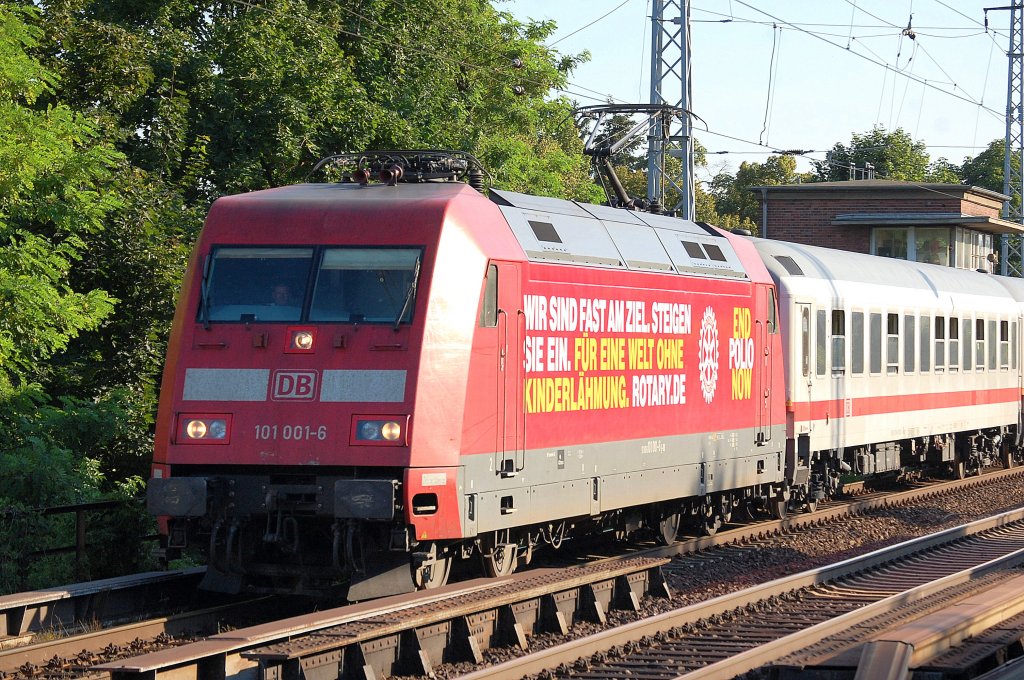 IC 2426 mit 101 001-6 mit der Werbung f�r Impfung gegen Kinderl�hmung (Polio) Richtung Bernau, 02.08.13 Berlin-Karow.