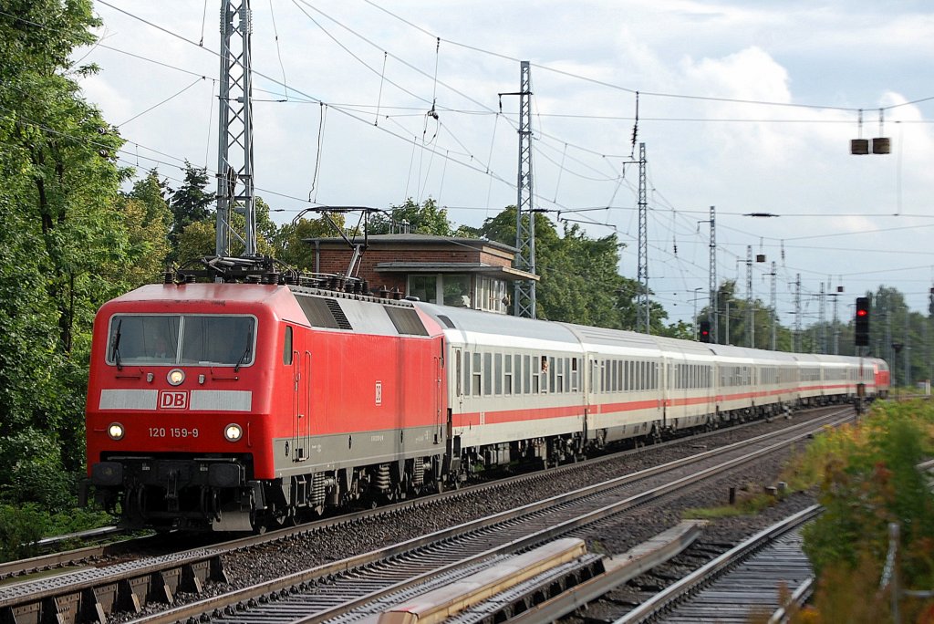 IC 2426 mit 120 159-9 als Zuglok und interessanterweise 218 345-7 am Ende Zuges h�ngend am 13.07.12 Richtung Bernau, Berlin-Karow.