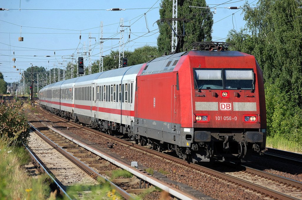 IC 2427 mit 101 056-0 Richtung Berlin-Gesundbrunnen, 21.07.13 Berlin-Karow.