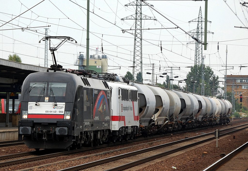 Ich bin im Moment wirklich verwundert was die wei�e 110 511-3 der DB aus Dessau mit der EGP zu tun hat, jedenfallls hatte MRCE Leasinglok ES 64 U2-002 der EGP schon wieder die 110�r am Haken + einen Ganzzug Zementsilowagen, 12.08.10 Durchfahrt im Bhf. Flughafen Berlin-Sch�nefeld.