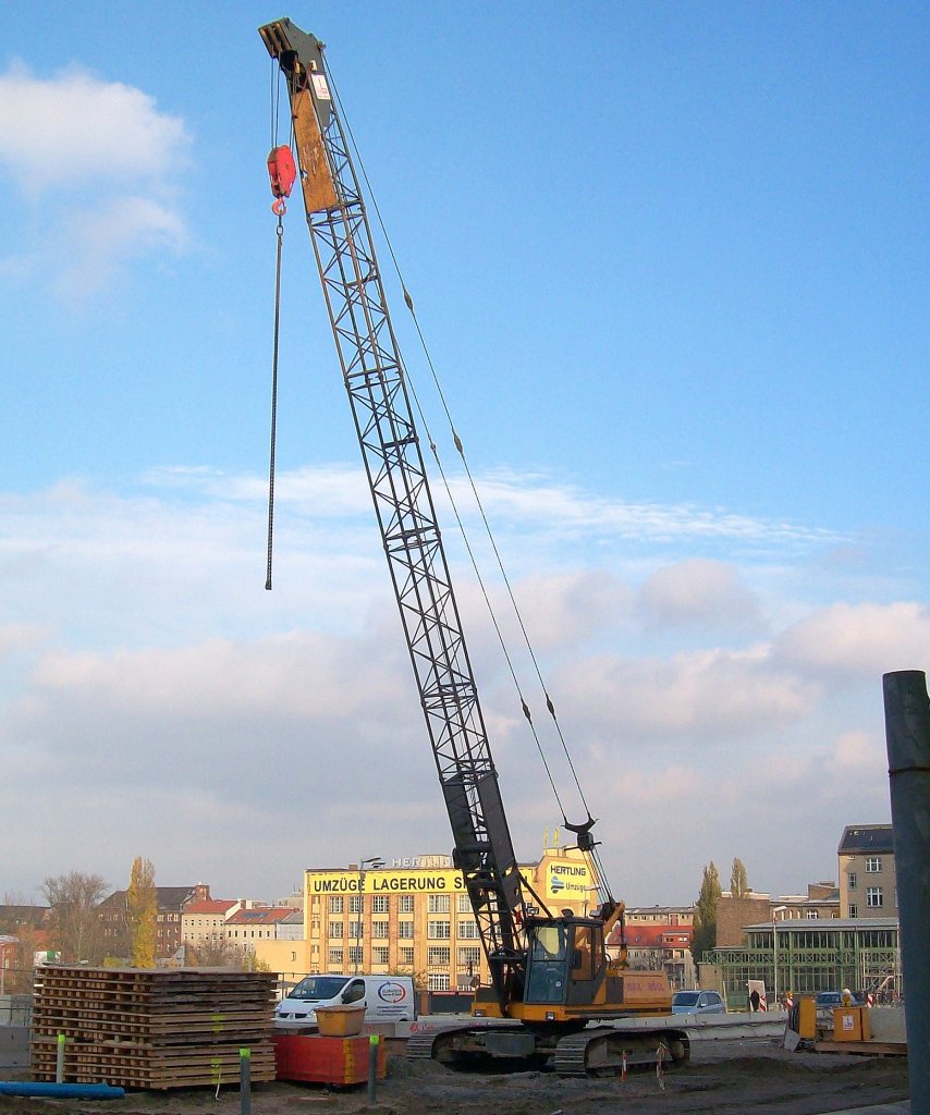 Ich bin nicht ganz sicher aber auch dieser Raupenkran der Baufirma MAX B�GL d�rfte wie die anderen vergleichbaren Kr�ne dieser Baufirma vom Hersteller SENENBOGEN Typ? sein, 12.11.09 Neubau Spandauer Damm Br�cke Berlin.