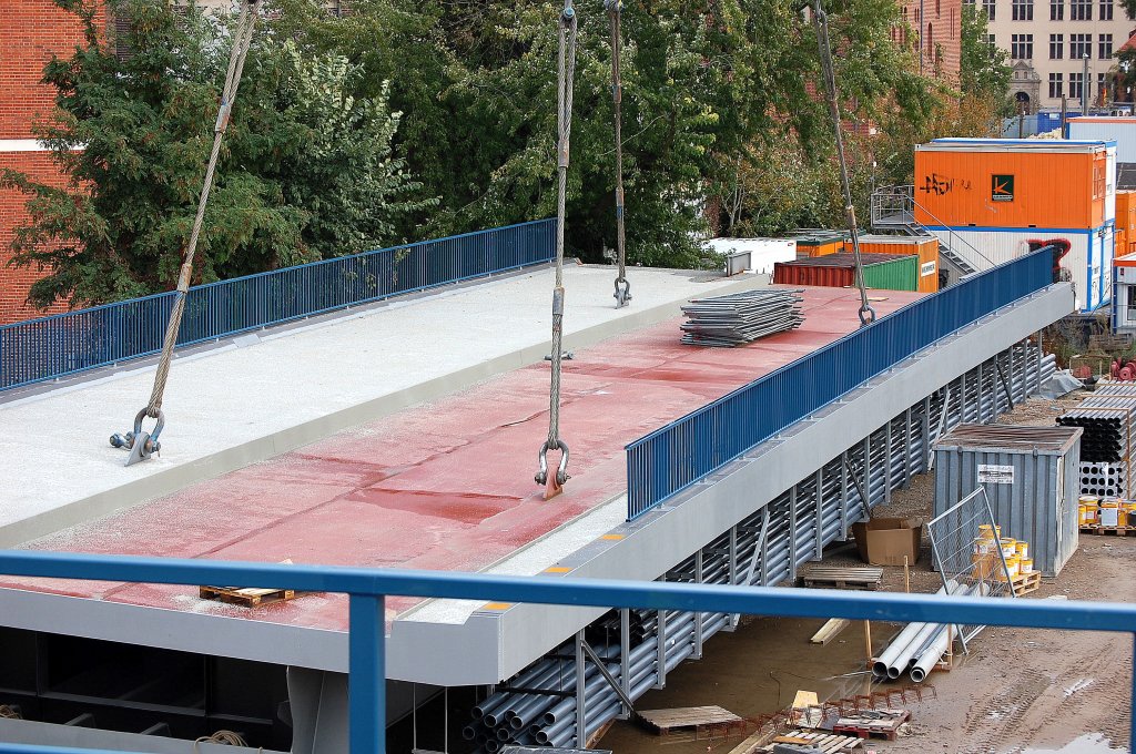 Ich habe es nicht recherchiert was diese Br�ckensegmente wiegen die der gewaltige Raupenkran der Fa sarens bew�ltigen musste am 03.10.09, aber das Bild veranschaulicht ganz gut, das in relativ beengtem Raum ernormes Gewicht aud die Br�ckenfundament gehoben werden musste. 