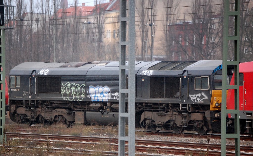 Ich sehe diese an OHE verliehene MRCE 653-09 (92 80 1266 119-7 D-DISPO, Bj.2005) heute in Berlin das erste Mal am Gbf. Berlin-Moabit (Berliner Westhafen), anscheinend hat sie zusammen mit OHE 145-CL 015 einen Containerzug nach Berlin gebracht, 01.12.10
