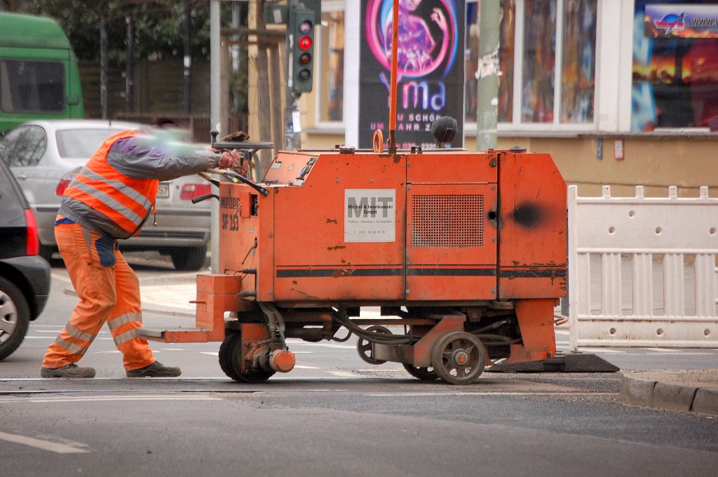 Ich vermute eine Maschine zum Gleisfugenschliff bin aber nicht sicher, es steht mebec SF 253 drauf zu dem ich keine Informationen bisher finden konnte, im Einsatz f�r die Fa. Michael & Iwankowski GmbH aus Berlin bei Gleisbauarbeiten der Berliner TRAM an der Kreuzung Sch�nhauer Allee am 16.02.11