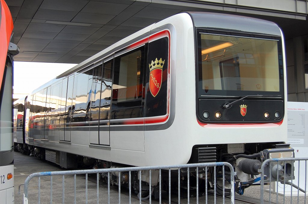 Ich wei� nicht genau S-Bahn oder U-Bahn, jedenfalls von S.P.Q.R aus Italien und innen mit recht karger Einrichtung, InnoTrans 2010 24.09.10 