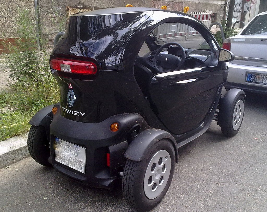 Ich will jetzt nicht �ber zweckm��ige elektrische Rollst�hle f�r behinderte Menschen herziehen aber eine gewisse �hnlichkeit zu Rollst�hlen mit Elktomotor und dem Heckteil des Renault Twizy bestehen rein optisch schon finde ich. Vielleicht ein Grund warum diese Fahrzeuge in Berlin selten zu beobachten sind, Juni 2013 Berlin-Wei�ensee.  