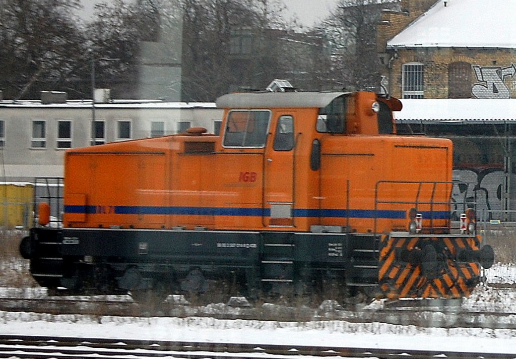 IGB DL 7 (92 80 3507 004-0 D-IGB, KM Bj.1963) hat Kesselwagen zum Berliner Westhafen gebracht. Es ist eine alte Werkslok vom Typ ML 700C am 08.01.10 am Gbf. Berlin-Moabit. (Bild durchs S-Bahnfenster entstanden als Sichtungsbild)