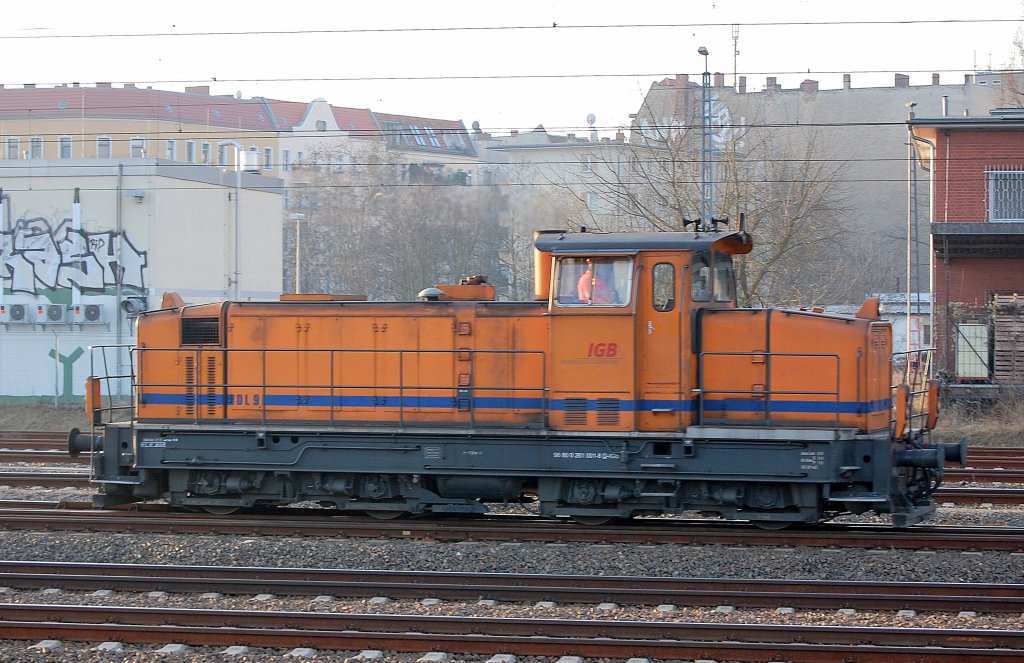 IGB DL 9 (92 80 0261 001-8 D-IGB, Bj.1968) hat Kesselwagen zum Berliner Westhafen gebracht, 18.03.10 Gbf. Berlin-Moabit. 
