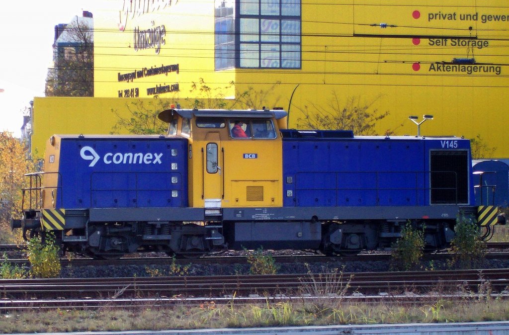 IGB V145 (92 80 1293 504-7 D-RBB, Bj.1976) einst in Veolia Besitz noch mit connex-Aufdruck, jetzt im innerst�dtischen Berlin-Verkehr t�tig, hat Kesselwagen zum Berliner Westhafen gebracht, 12.11.08 