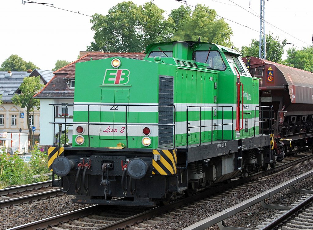 Im Auftrag von ESB von Erfurt unterwegs �ber Berlin-Karow auf die Nebenstrecke der Heidekrautbahn �ber Basdorf und die Museumsbahnstrecke zum Stadler-Werk in Berlin-Pankow. Diese EIB 22  Lisa 2  (95 80 3293 025-3 D-EIB, Umbau ADtranz 2000) ist mit drei Sch�ttgutwagen unterwegs um eine �berf�hrung eines RegioShuttle zu holen ab Werk in Berlin-Pankow, 01.07.10 Berlin Karow.