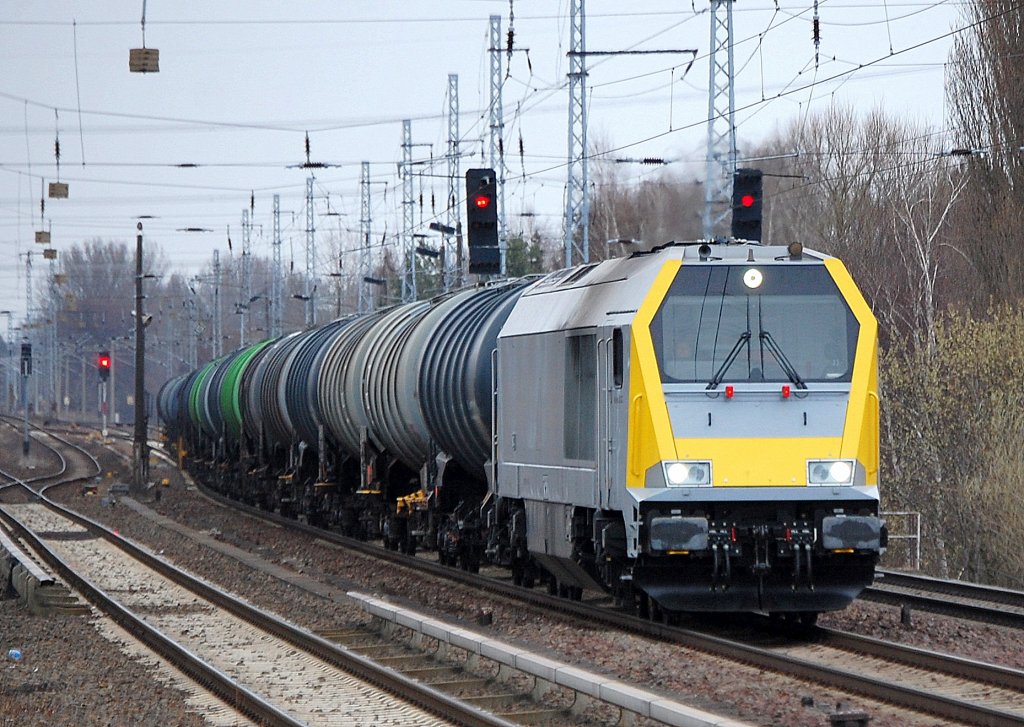 Im Auftrag der Fa. Infra Leuna transportiert diese Voith Maxima 30 CC (92 80 1263 00?-? D-VTLT) Kesselwagen Richtung Karower Kreuz Berlin, 31.03.11