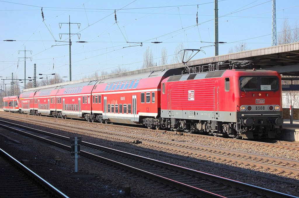 Im Auftrag der Muttergesellschaft DB, MEG 603 (91 80 6143 851-4, LEW Bj.1988) im Einsatz als Zuglok des RB14 nach Nauen, 07.03.11 Bhf. Flughafen Berlin-Sch�nefeld.