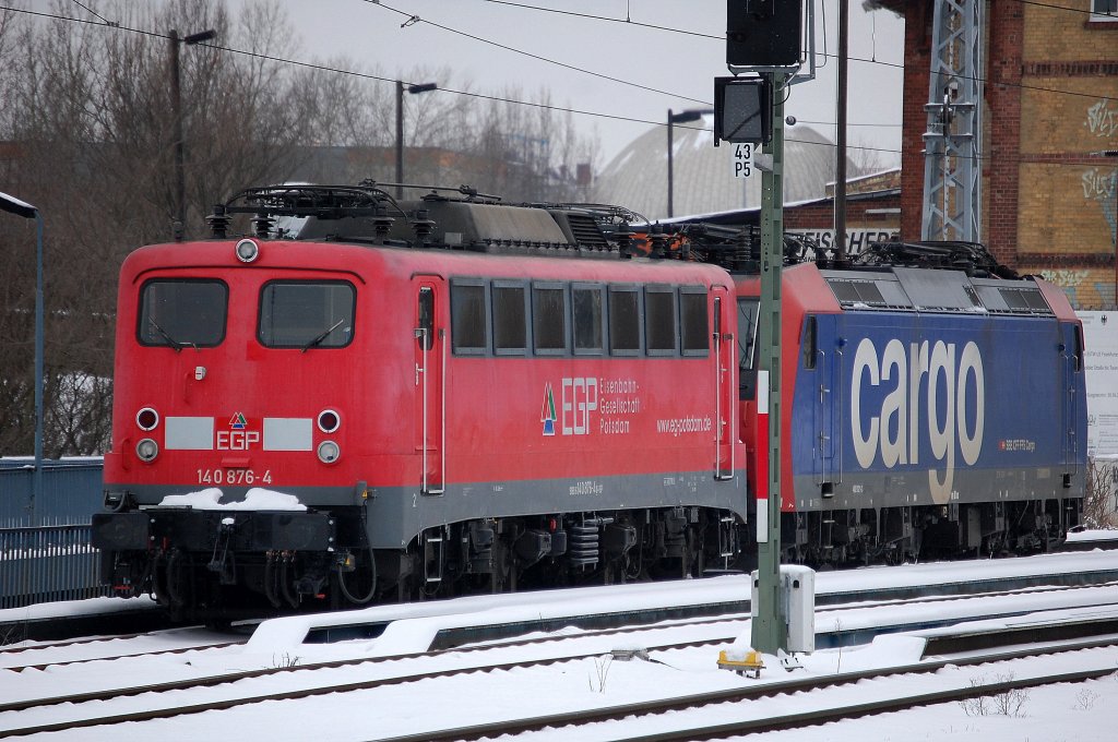 Im Doppelpack am alten Gbf. Berlin Greifswalder Str. abgestellt, EGP Lok 140 876-4 und Mietlok Re 482 021-3, wahrscheinlich nachdem sie trotz erneuten Wintereinbruch einen Zementzug am Zementwerk Greifswalder Str. abgeliefert haben, 11.03.13 