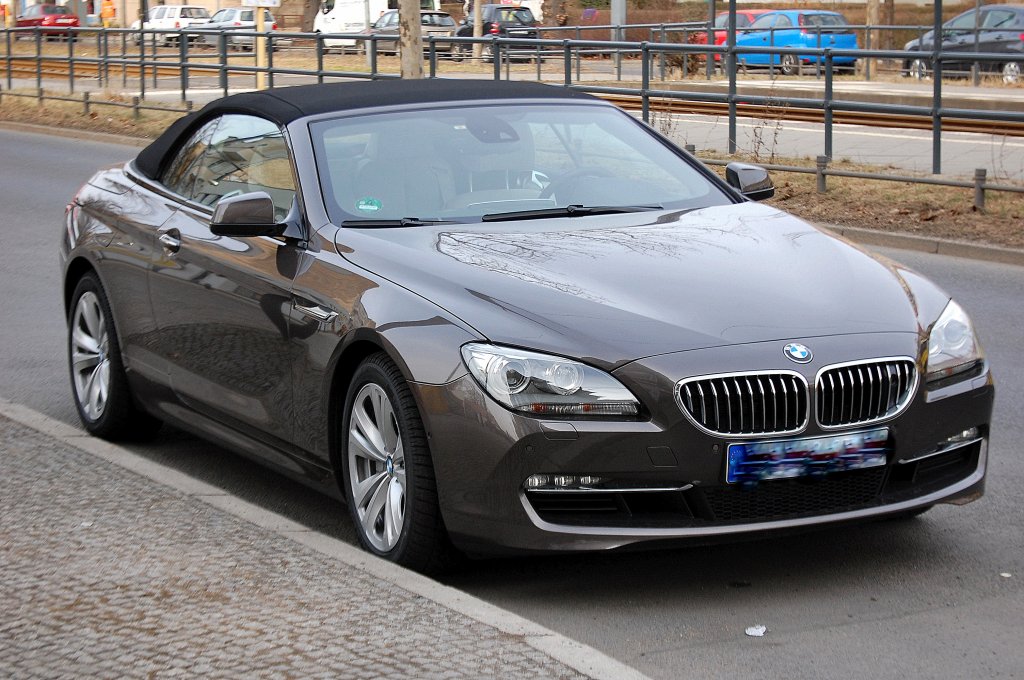 Im Grunde erst seit diesem Jahr auf dem Markt ein BMW 6�r (F12), der BMW 640 I als Cabrio mit Stoffverdeck mit 235 kW (320 PS) in der etwas schw�cheren Motorvariante als der �u�erlich identische 650 I, ein Traumauto ohne jeden Zweifel, 12.03.11 Berlin-Pankow.