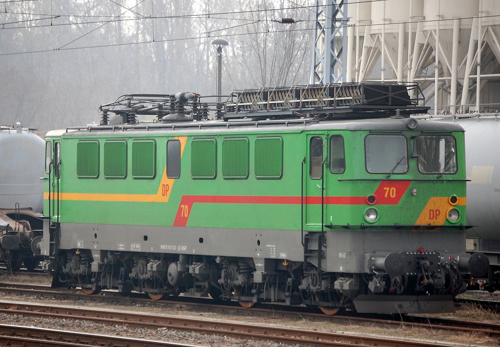 Im Moment immer eine �berraschung welche der angemieteten Loks der Br 142 bei der EGP am Zementwerk Berlin Greifswalder Str. im Einsatz sind, die DP 70(91 80 6142 103-1 D-EGP, LEW Bj.1967) stand jedenfalls schon den zweiten Tag vor Ort abgestellt, 28.03.12