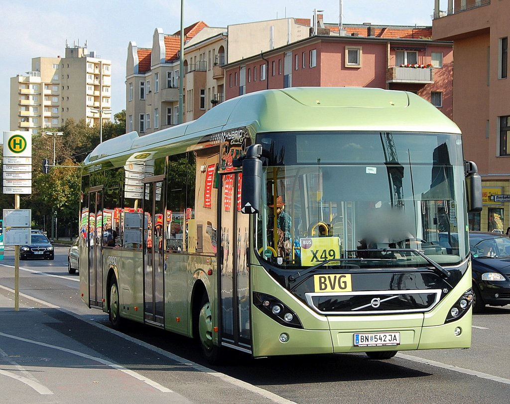 Im Moment testet nun endlich auch die BVG den neuen Hybridbustyp von VOLVO  Hybridbus 7900, hier auf der Strecke X49 Haltestelle S-Bhf. Messe-Nord ICC am 18.09.12