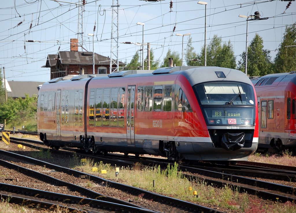 Im Nordosten Deutschlands fahren auch die DESIRO Triebz�ge der BR 642 f�r die DB, hier 642 549-0  als RE8 auf der Strecke Richtung Tessin, 07.06.08 Hbf. Rostock. 
