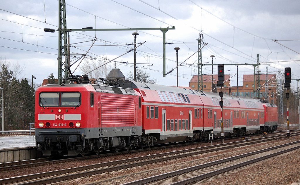 Im Sandwichverfahren ohne Steuerwagen drei Doppelstockregiowagen (Ersatzzug), der RE7 Richtung Berlin Zool.Garten mit 114 016-9 und hinten dran 112 182, 15.02.12 Bhf. Flughafen Berlin-Sch�nefeld.