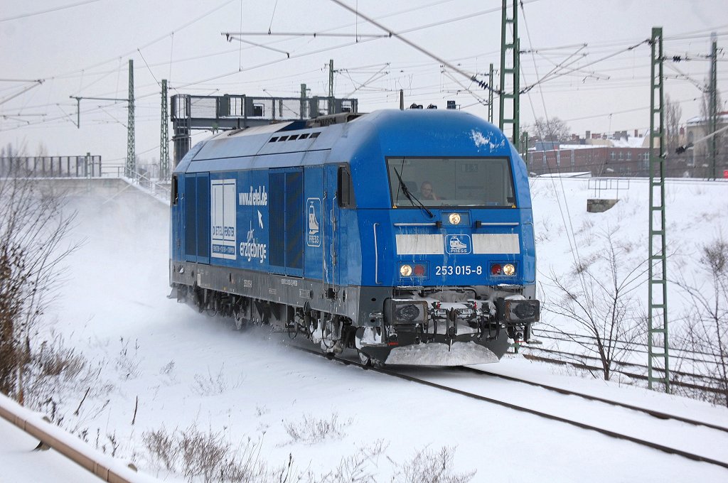 Im Schnee noch auff�lliger, eine blaue PRESS 253 015-8 (92 80 1223 052-2 D-PRESS) kommt den Abhang Richtung Berliner Westhafen weiter Richtung Spandau gefahren, 27.12.10 S-Bhf. Berlin-Westhafen. 