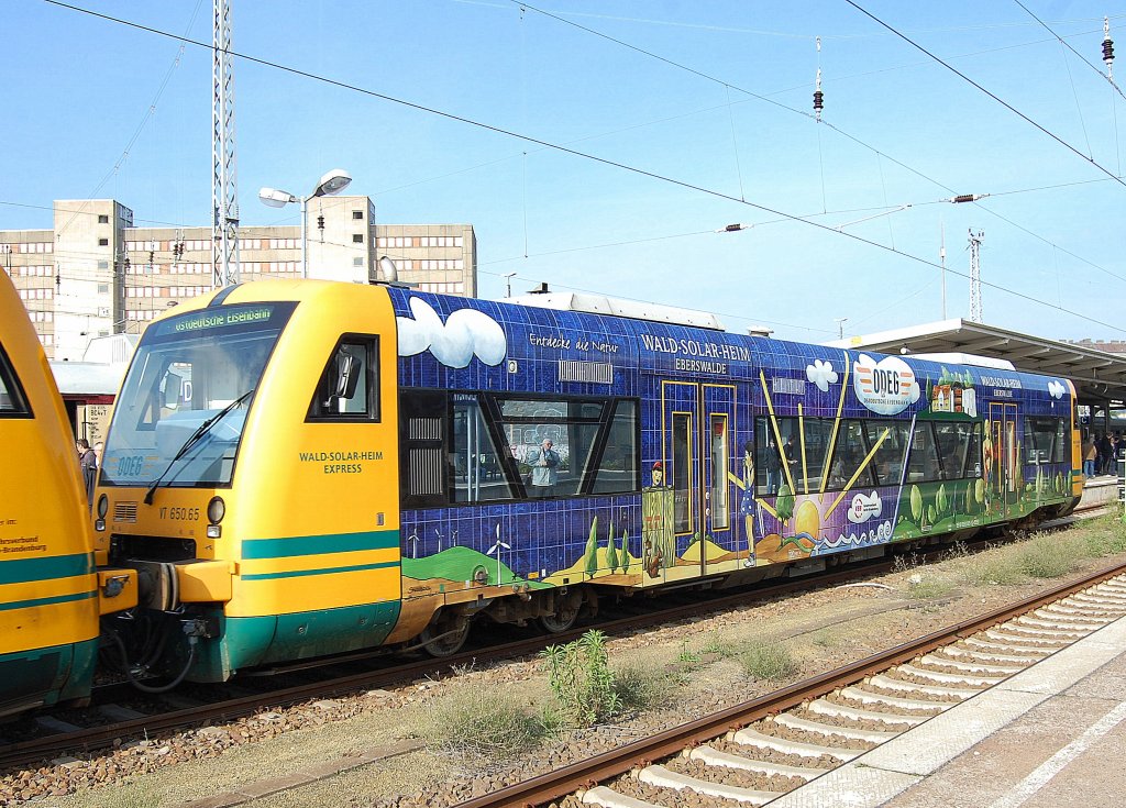 Im Shuttle-Dienst zum Bahnhofsfest in Berlin-Lichtenberg war wechselweise die NEB mit ihren Talenttriebz�gen oder wie auf dem Bild die ODEG mir dem RegioShuttle im Einsatz, diese fuhren zwischen Bahnhof und den Betriebswerkst�tten/Lokschuppen am N�ldnerplatz hin und her. Hier im Bild mit neuer Werbefolie der Triebzug VT 650.65 (95 80 0650  065-5 D-ODEG)  Wald-Solar-Heim-Express , 03.10.10 