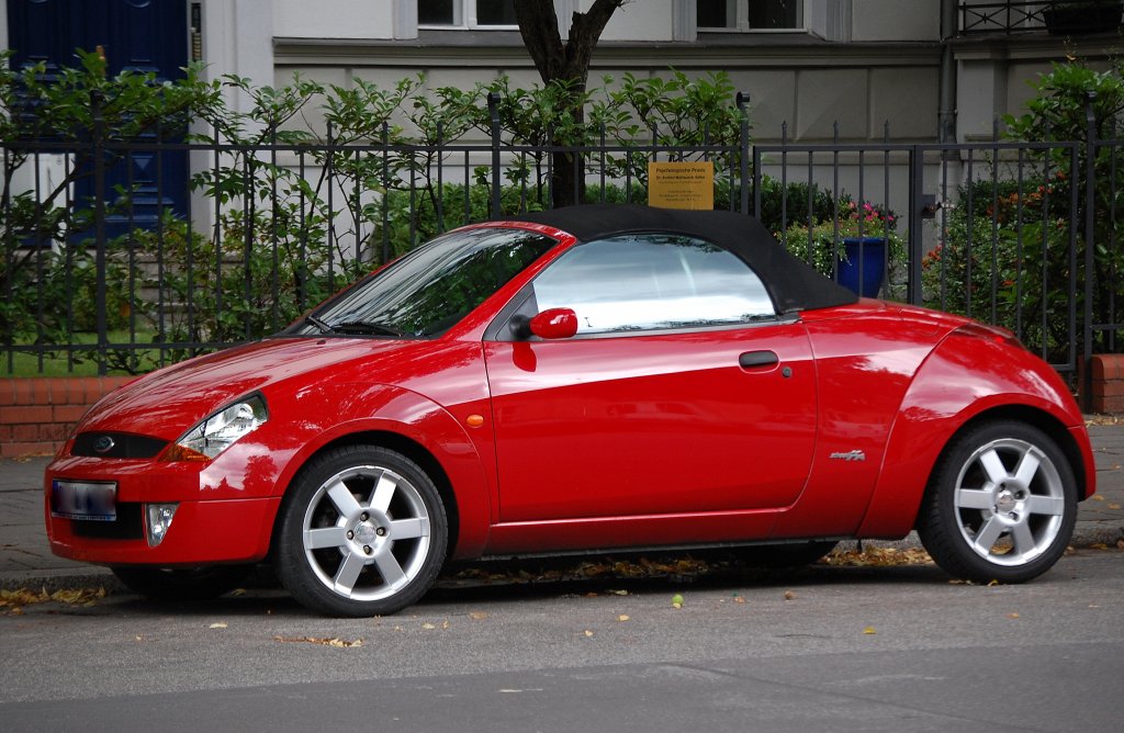 Immer ein etwas ungew�hnlicher Anblick, ein FORD streetKA in tollem Rot, 30.07.12 Berlin-Pankow.