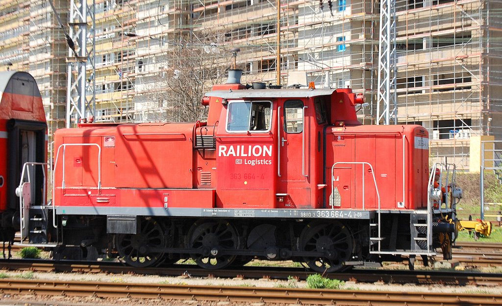 Immer wenn man vor Ort ist bekommt man grunds�tzlich als erstes eine 362�r oder 363�r beim Rangieren zu Gesicht, Rangiergel�nde Bhf. Berlin Lichtenberg, hier rangiert ferngesteuert die 98 80 3363 664-4 D-DB ein Regionaldoppelstockwagen, 27.04.12