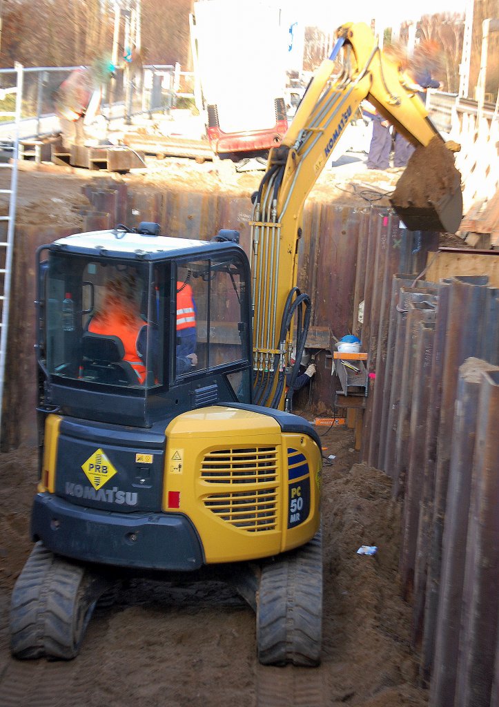 Immer wieder erstaunlich, die Einsatzm�glichkeiten der Mini-Kompaktbagger, hier ein KOMATSU PC50MR beim Ausschachten eines neuen Fahrstuhlzuganggs an einem bestehenden Bahnsteig der Berlin S-Bahn am S-Bhf Berlin-Karow am 19.11.09