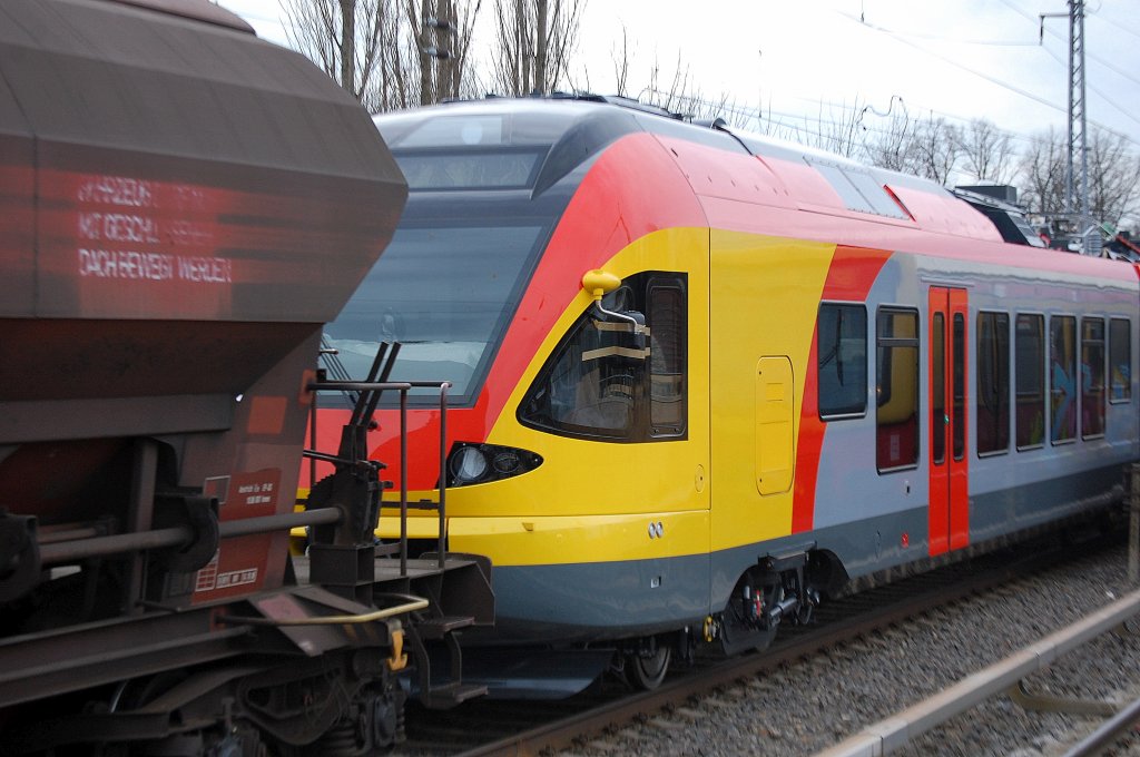In diesen Farben wirkt der FLIRT Triebkopf wirklich einladend und freundlich, die HLB wird in in diesem Jahr noch weitere Triebz�ge erhalten und dann erstmal �ber einen l�ngeren Zeitraum testen bevor sie im Rhein-Main Raum zum Einsatz kommen im Plandienst, nach dem Stadler Gtw ist der FLIRT eine weitere Erfolgsgeschichte f�r die Fa, Stadler und sichert die Arbeitspl�tze im Berliner Werk in Pankow. 26.02.10 �bwerf�hrungfahrt Berlin-Karow. 