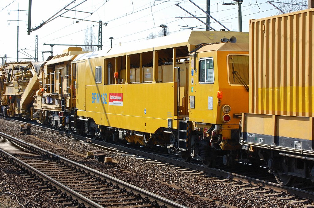 In einem Gleisschotterreingungszug der DB Bahnbau Gruppe diese Maschine BRM 162, 22.03.12 Bhf. Flughafen Berlin-Sch�nefeld.
