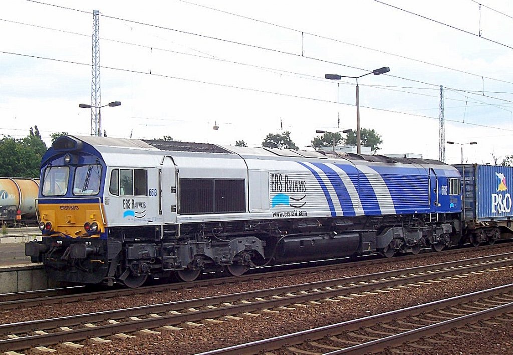 In frischem ERS Railways Design zum damaligen Zeitpunkt, ERSR 6613 (92 80 1266 067-6 D-CBRL, GM-EMD Bj.2002) von CBRail gemietet am 29.06.07 mit Containerzug im Bhf. Flughafen Berlin-Sch�nefeld. (Aktuell an die Fa. RTB verliehen) 