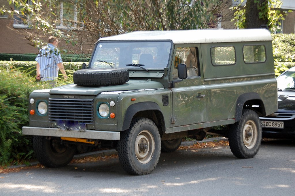 In der ganz klassischen Form, wahrscheinlich aus den 80�r in England produziert, ein Land Rover Gel�ndewagen in der typischen Militaryfarbe f�rs Gel�nde, 09.08.10 Berlin-Pankow.  