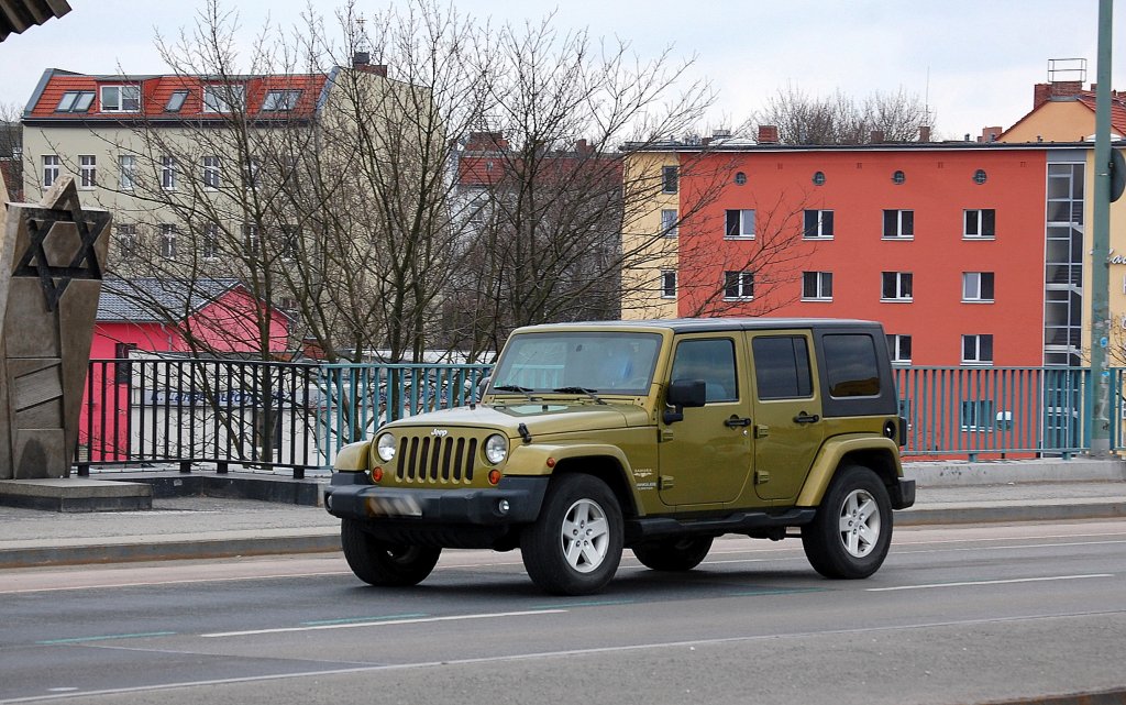 In interessantem Metalliklack ist diese Jeep Wrangler Version unterwegs, 04.04.13 Berlin Putlitzbr�cke.