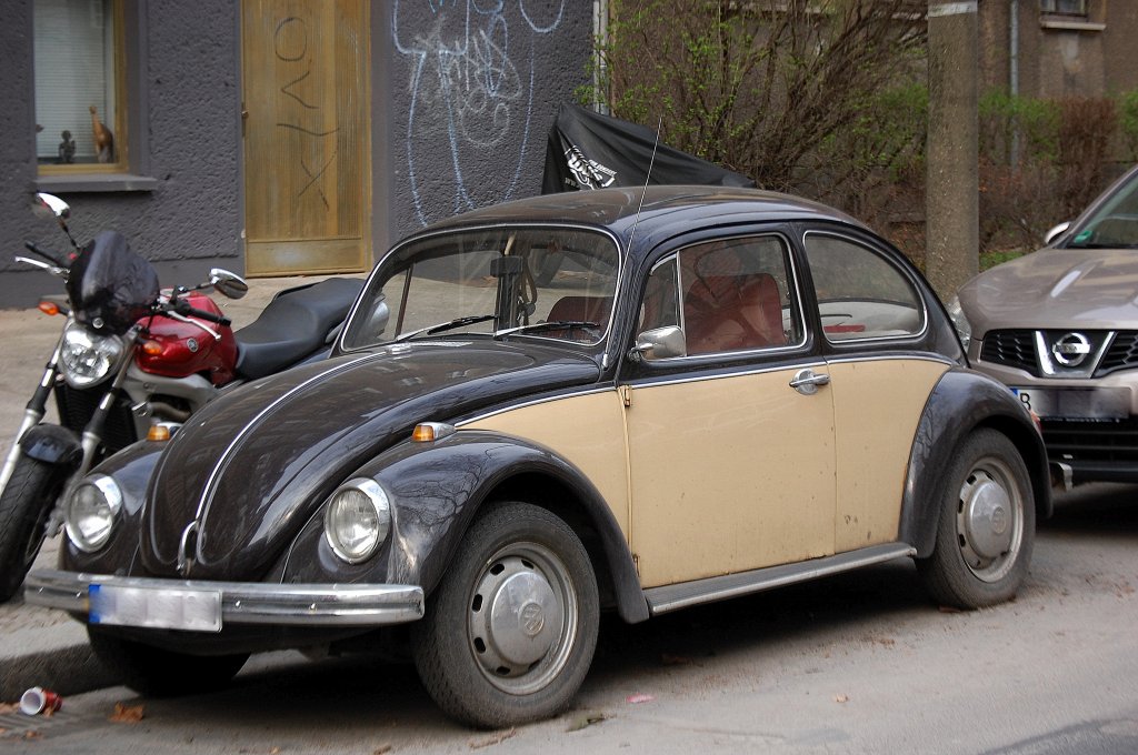 In interessanter Farbgebung pr�sentiert sich dieser VW K�fer ob aus �lterer oder neuerer Produktion lie� sich nicht erkennen, 18.03.12 Berlin-Pankow.