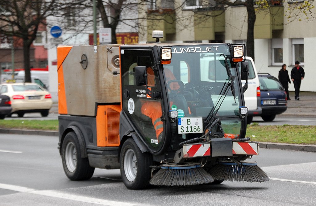 In letzter Zeit immer h�ufiger in Berlin zu sehen, diese relativ neuen Kehrmaschinen vom Typ JUNGOJET 3500 der Berliner Stadtreinigung (BSR KW 166), 12.04.12 Berlin-Beusselbr�cke.