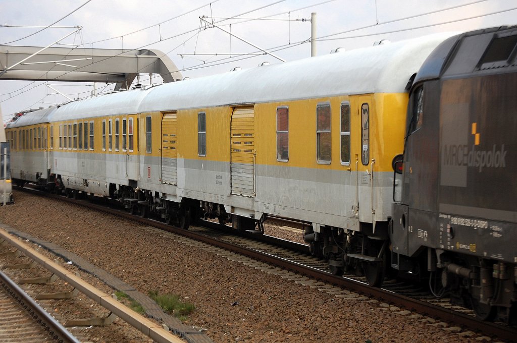 In den Messz�gen immer dabei die ehemaligen Gep�ckwagen der DB, jetzt wahrscheinlich mit Werkzeugen und Ger�ten ausgestattet, 12.10.10 Berlin-Pankow.