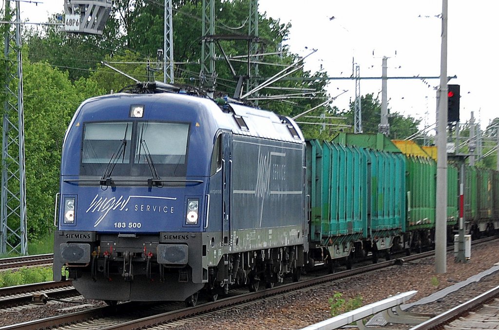 In Moment f�r Raildox t�tig die mgw Service Lok 183 500 (91 80 6183 500-8 D-MGW) mit Leerzug Rungenwagen f�r Holztransporte unterwegs Richtung Bernau, 15.05.12 Berlin-Blankenburg.