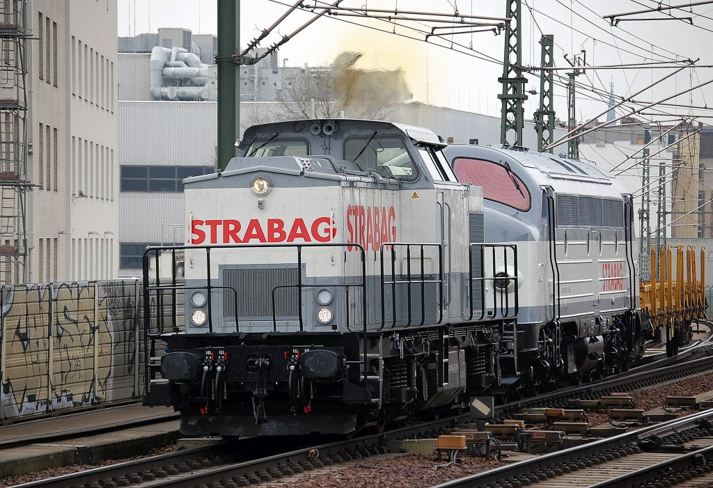 In neuer Farbgebung, die STRABAG Lok 203 166 (92 80 1203 166-4 S-STRA, LEW Bj.1971) hat die Nohab 1147 von STRABAG (92 80 1227 007-2 D-EIVEL, Nahab Bj.1964) + Drehgestellflachwagen am Haken, 28.02.13 Berlin-Wedding.