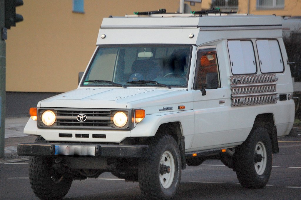 In recht eigent�mlicher Form mit eigenartigen Seitenverzierungen kommt dieser Toyota LandCruiser daher, 10.01.11 Berlin Knobelsdorffstr.