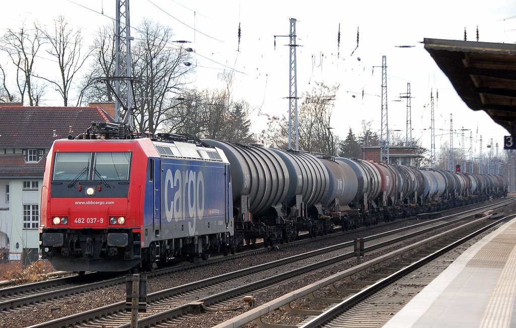 Infra Leuna Leasinglok Re 482 037-9 mit Kesselwagenzug Richtung Bernau am 28.12.11 Berlin-Karow. 