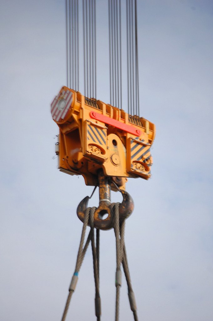 Ingesamt 10 Stahlseile bef�rdern den Haken des sarens Raupenbagger, ich denke mnal ein TEREX DEMAG Typ? in die H�he, 03.10.09 Gro�baustelle Berlin-Ostkreuz.