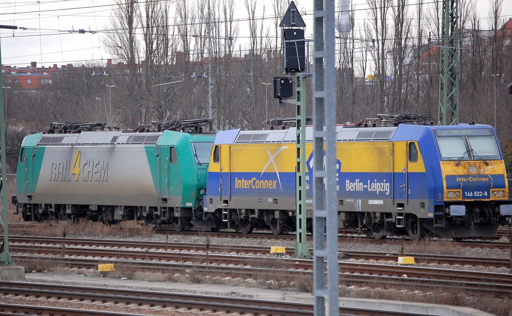 InterConnex-Lok 146 522-8 (91 80 6146 522-8 D-OLA) + 185 533-7 (91 80 6185 533-7 D-VC) standen heute gegen�ber dem Berliner Westhafen, 19.01.11 Berlin-Beusselsr. 
