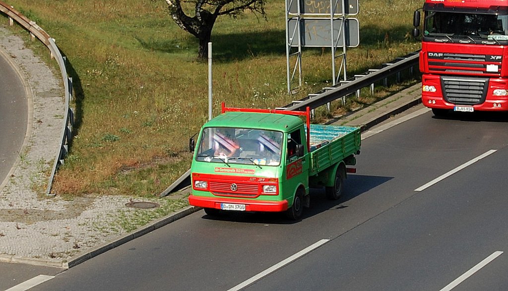 Interessant bunter �lterer VW LT 31 Transporter mit Ladefl�che wie er Mitte der 70�r bis Anfang der 80�r produziert wurde, 18.09.12 Berl Stadtautobahn H�he ICC.