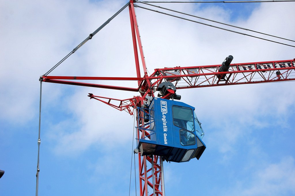 Interessant ist die h�henverstellbare F�hrerkabine bei dem Mobilbaukran von LIEBHERR Typ MK 63, die dem Kranf�hrer optimale Sicht zum Zielort der transportierten Gegenst�nde auf der Baustelle gew�hrleistet, 23.04.12 Berlin-Pankow. 