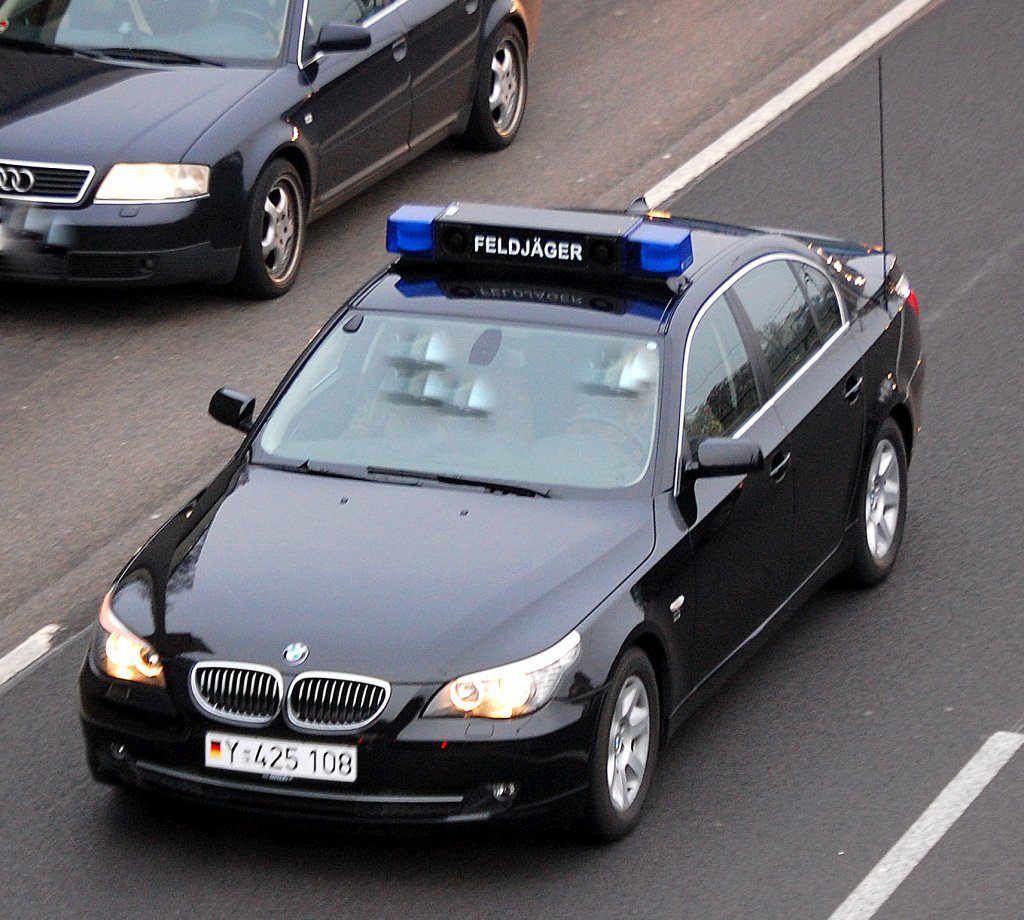Interessant sind diese schwarzen BMW Typ 525d Limousinen der Feldj�ger der Bundswehr, welchem besonderen Zweck sie dienen, ob sie  z.B. als Dienstwagen der oberen R�nge oder im Personenschutz eingesetzt werden ist mir nicht bekannt, 04.12.09 Berliner Stadtautobahn H�he Knobelsdorffstr.