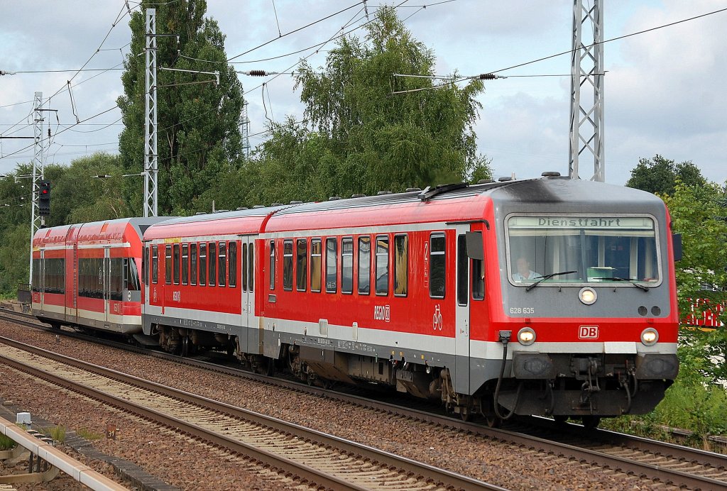 Interessante Dienstfahrt, 628 635 zieht einen DB Stadler GTW 646 007-4 Richtung Karower Kreuz Berlin, 29.07.13
