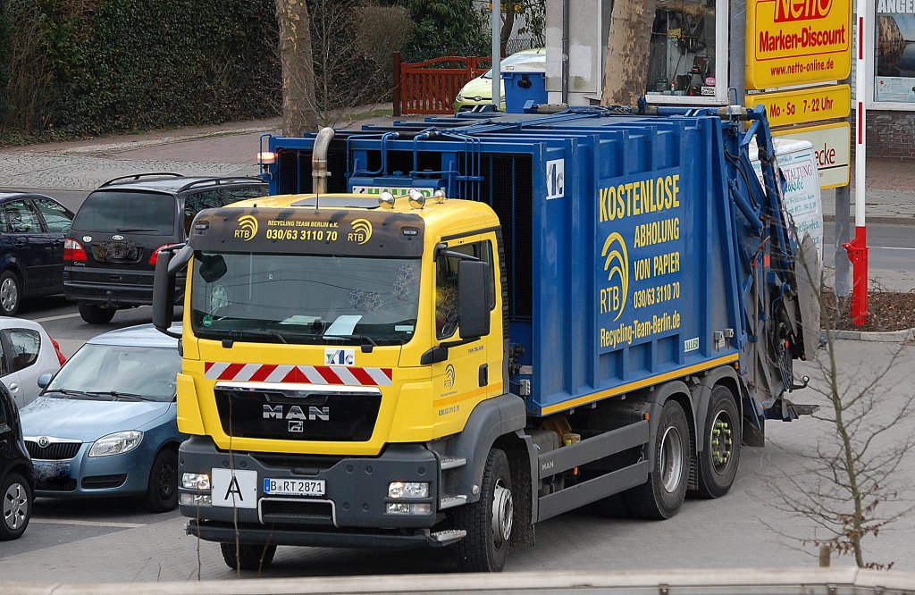 Interessante Firmenidee, das Berliner Unternehmnen Recycling Team Berlin e.K. bietet umsonst M�lltonnen f�r Altpapier und holt auch umsonst ab in ausgew�hlten Bezirken und Bereichen bzw. kann man sich auch anmelden als Kunde, dann kommt dieses M�llentsorgungsfahrzeug, ein MAN TGS 28.320 mit HALLER M�llpresse zum abholen zum Kunden, 17.04.13 Berlin-Karow. 