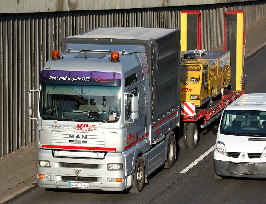 Interessante MAN Zugmaschine? oder LKW mit Planepritschenaufbau mit H�nger der Fa. Klix AIRPORT SERVICE, auf dem H�nger ein Spezialfahrzeug f�r Flugh�fen zur Trinkwasserversorgung der Flugzeuge, 18.01.12 Berliner Stadtautobahn H�he Knobelsdorffstr.