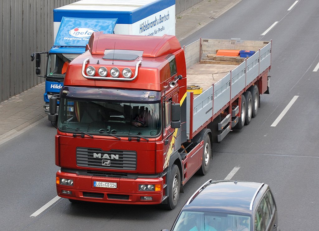 Interessante optische MAN Zugmaschinenvariante mit Flachauflieger f�r Baustofftransporte, 12.07.11 Berliner Stadtautobahn H�he Knobelsdorffstr.
