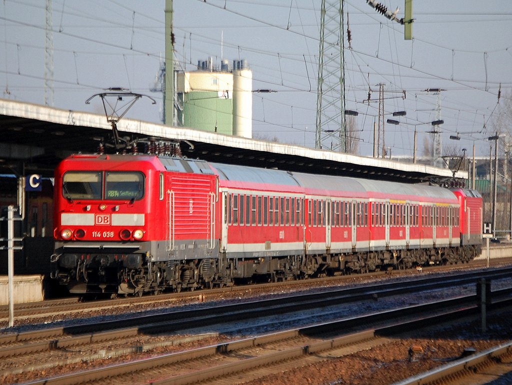Interessante Regionalzugvariante am heutigen Tage in Sch�nefeld, der RB14 nach Senftenberg im Sandwichverfahren mit alten S-Bahn Regionalpersonenwagen und 114 038 und 112 ??? im Regeleinsatz, 26.01.12 Bhf. Flughafn Berlin-Sch�nefeld.  