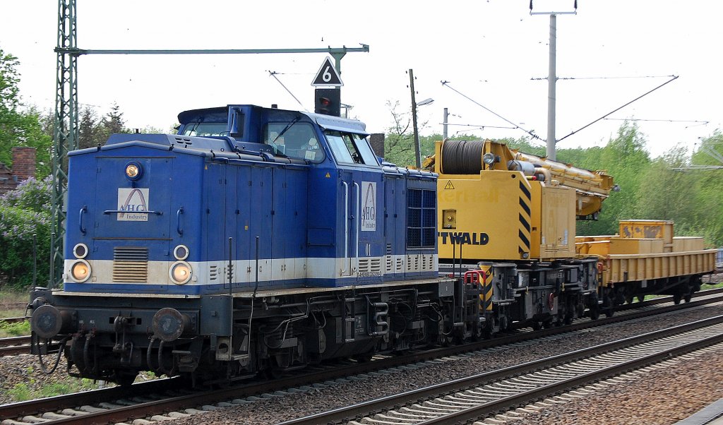 Interessanter Bauzug mit der AHG Industry Lok 01 (D-AHG 9880 3202 098-0, LEW Bj.1968) mit GOTTWALD Gleisbauschienenkran GS 100.06 + Schutzwagen der Hering Gleisbau GmbH am Haken, 02.05.12 Berlin-Blankenburg.